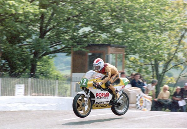 Eddie Laycock in action during the 1985 TT (Mike Yiend)